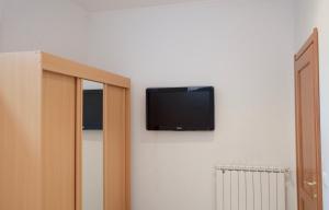 Televízia a/alebo spoločenská miestnosť v ubytovaní Appartement les clematites