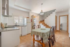 a kitchen and dining room with a table and chairs at Casa Mercedes In Granada's Vega in Valderrubio