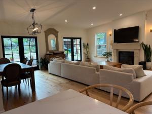 Televisyen dan/atau pusat hiburan di Charming Victoria Character Home-Pet Friendly