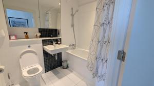 Ένα μπάνιο στο Stylish 2BR Serviced Apartment by Ellbee Apartments +25 φωτογραφίες