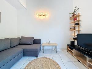 Μια τηλεόραση ή/και κέντρο ψυχαγωγίας στο Villa Mélias - Maison à deux minutes de la plage - Climatisation et Wifi
