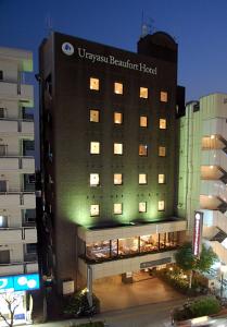 un edificio alto con un cartel en el costado en Urayasu Beaufort Hotel, en Urayasu