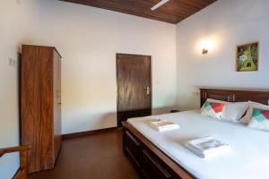 アハンガマにあるThambara Collection Boutique Hotelの木製のヘッドボードが付いた大きなベッドのある寝室 +34枚の写真