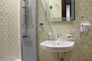 Koupelna v ubytování Neapol Boutique Hotel