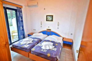 A bed or beds in a room at Nitsa's Apartments