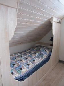 Cama en habitación compartida de madera con literas en Rensmurs Hattstuga en Sala