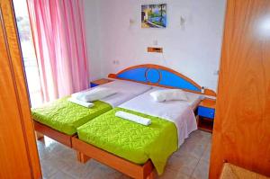A bed or beds in a room at Nitsa's Apartments