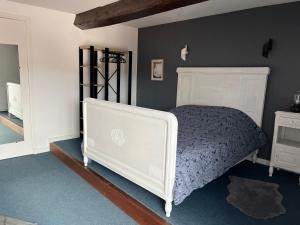 a bedroom with a white bed in a room at Chambre dans Maison basque typique in Amendeuix-Oneix