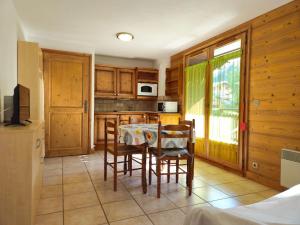 Dapur atau dapur kecil di Appartement 4-6 personnes centre Les Contamines Montjoie