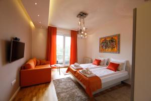 una camera con letto e divano di Belgrade CITY CENTER Apartments a Belgrado