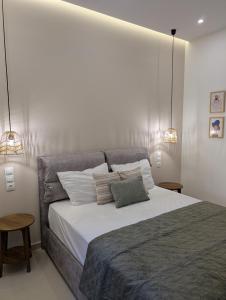 ein Schlafzimmer mit einem großen Bett mit zwei Lampen in der Unterkunft Eriad Patras - Calm Luxury Stay In The City Centre in Patras