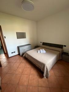 una camera da letto con un letto con due asciugamani sopra di Franciacorta Home a Rovato