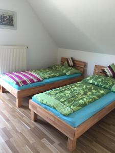 2 Einzelbetten in einem Zimmer in der Unterkunft Appartments Feldkirchen in Feldkirchen in Kärnten