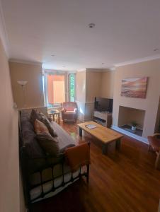 un salon avec un canapé et une table basse dans l'établissement 8A Kenilworth Road, à Portsmouth