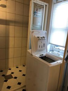 Una lavadora y secadora en una cocina con ventana. en Central seaview apartment with balcony, en Tromsø