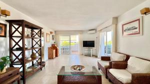 a living room with a couch and a table at Magnífico Ático 4 hab frente a la playa con piscinas parking incluido por keywise in Fuengirola