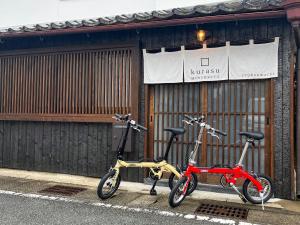 zwei Fahrräder, die vor einem Gebäude geparkt sind in der Unterkunft Kominka Hotel kurasu - Vacation STAY 24275v in Tatsuno