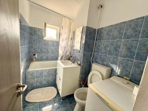 Ένα μπάνιο στο Apartament Târgoviște în regim hotelier cu 2 camere