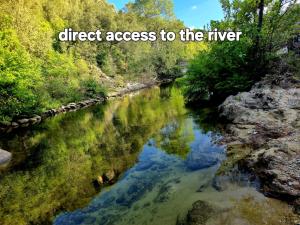 OmessaにあるGITES O FIL DE L'EAU piscine spa accès rivièreの「川への直接アクセス」という言葉が書かれた川