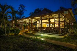 un edificio con un restaurante por la noche en Morning Star Resort, en Baan Tai