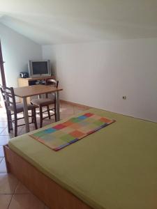 Televízia a/alebo spoločenská miestnosť v ubytovaní Apartments Dada