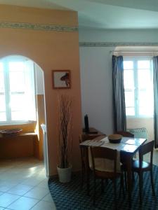 La Vela - Dimora d'Epoca- Appartamenti في كابرايا: غرفة معيشة مع طاولة وغرفة طعام