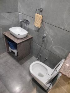 a bathroom with a toilet and a sink at Hotel River View Panipat in Pānīpat +20 photos