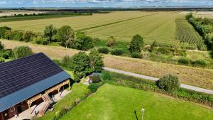 einen Blick über ein Haus mit Solardach in der Unterkunft Apartment Deich - Moment in Krummendeich + 7 Fotos