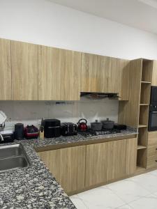 Η κουζίνα ή μικρή κουζίνα στο Bright white house 2 bedroom duplex