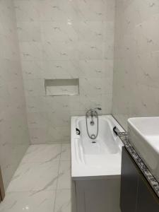 Φωτογραφία από το άλμπουμ του Bright white house 2 bedroom duplex σε Ikuata
