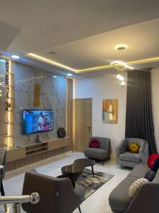 Μια τηλεόραση ή/και κέντρο ψυχαγωγίας στο Bright white house 2 bedroom duplex