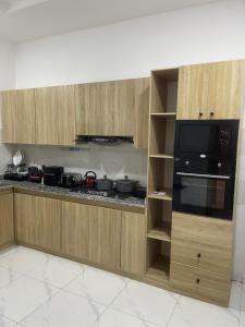 Η κουζίνα ή μικρή κουζίνα στο Bright white house 2 bedroom duplex +3 φωτογραφίες