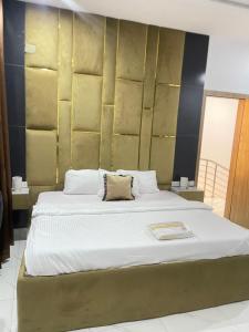 Ένα ή περισσότερα κρεβάτια σε δωμάτιο στο Bright white house 2 bedroom duplex