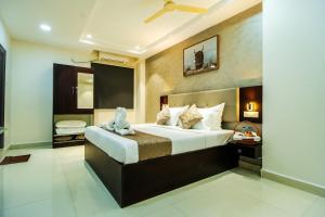 a bedroom with a large bed in a room at Felix Inn Boutique Hotel - Manyata Tech Park in Bengaluru