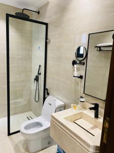 Koupelna v ubytování ليناتيل للشقق المخدومه