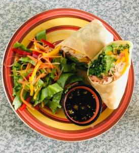 un plato de comida con un sándwich y una ensalada en Umunthu Space & Lodge, en Mzuzu 12 fotos más