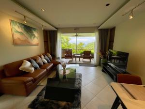 Khu vực ghế ngồi tại Kata Eden View - 1 BR Beachfront Luxury Apartment