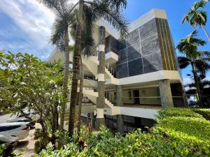 Vườn quanh Kata Eden View - 1 BR Beachfront Luxury Apartment