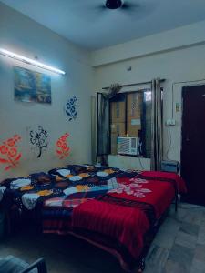 Postel nebo postele na pokoji v ubytování Raghunath bhawan