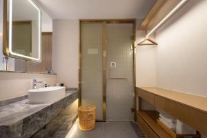 Koupelna v ubytování Huazhu Yiye Jiyu Hotel + 60 fotografií