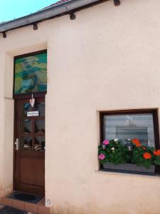 a building with a window with flowers in a window box at Gästehaus Saarbrücken in Saarbrücken +2 photos