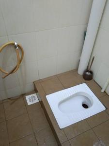 un bagno con un water bianco nel pavimento di Homestay Kayangan Gua Musang a Gua Musang
