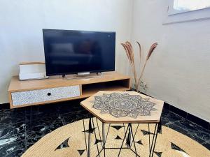 Μια τηλεόραση ή/και κέντρο ψυχαγωγίας στο L'Escale Marine à 3 mn à pied de la plage - 2CH