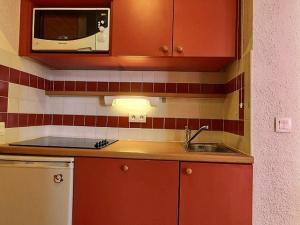 a kitchen with a sink and a microwave at Studio-cabine 4 pers, proche pistes et commerces, balcon, piscine, 3 cristaux Paradiski - FR-1-455-27 in Plagne 1800