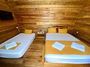 Postel nebo postele na pokoji v ubytování Catba Backpackers - Sea Vibe Pool Bar & Bungalow