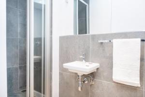 Koupelna v ubytování Paarl Superior Studio 230 With Onsite Parking + 16 fotografií