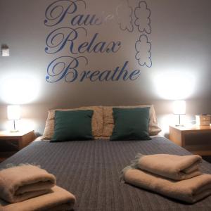 Postel nebo postele na pokoji v ubytování Beautiful apartment in Koukaki! + 30 fotografií