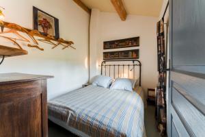 Postel nebo postele na pokoji v ubytování Gîte 4 La Fleur Bleue Mont Ventoux
