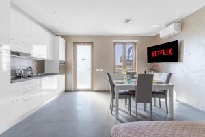 Una cocina y un comedor con mesa y sillas. en Eden Suite, Patio & BBQ near Lake Garda, en Castiglione delle Stiviere