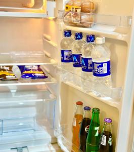 einem offenen Kühlschrank mit vielen Sodaflaschen in der Unterkunft Yallo Residency in Nairobi